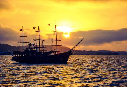 Passeio de Barco Pirata em Florianópolis
